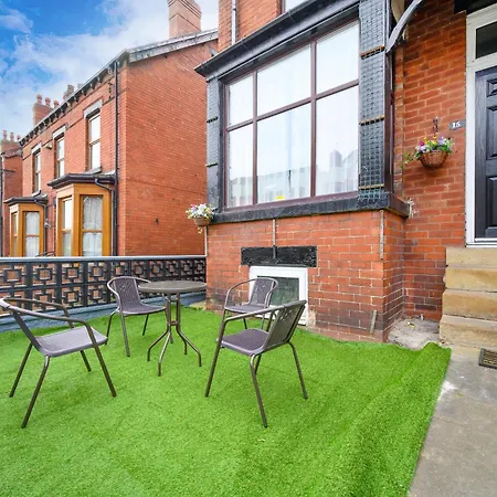 -re15cfa- For Relaxed And Cosy With Free Parking Leeds (West Yorkshire)
