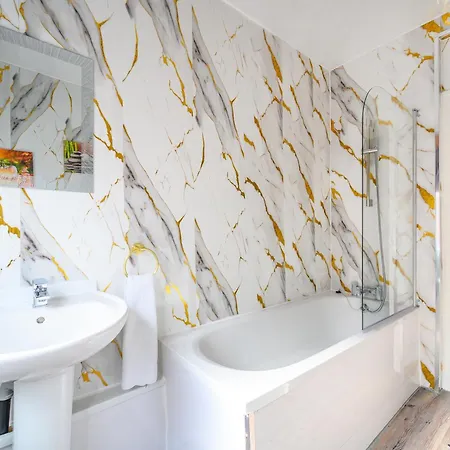 -re15cfa- For Relaxed And Cosy With Free Parking Affittacamere