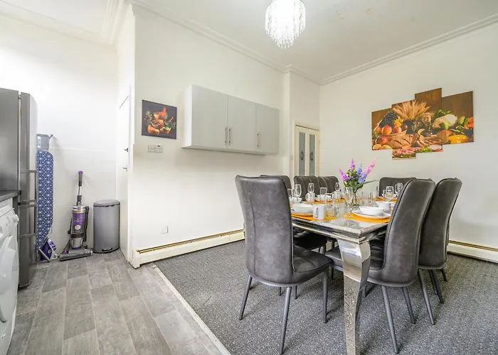 -re15cfa- For Relaxed And Cosy With Free Parking Лидс