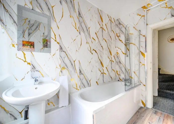 -re15cfa- For Relaxed And Cosy With Free Parking Guest house